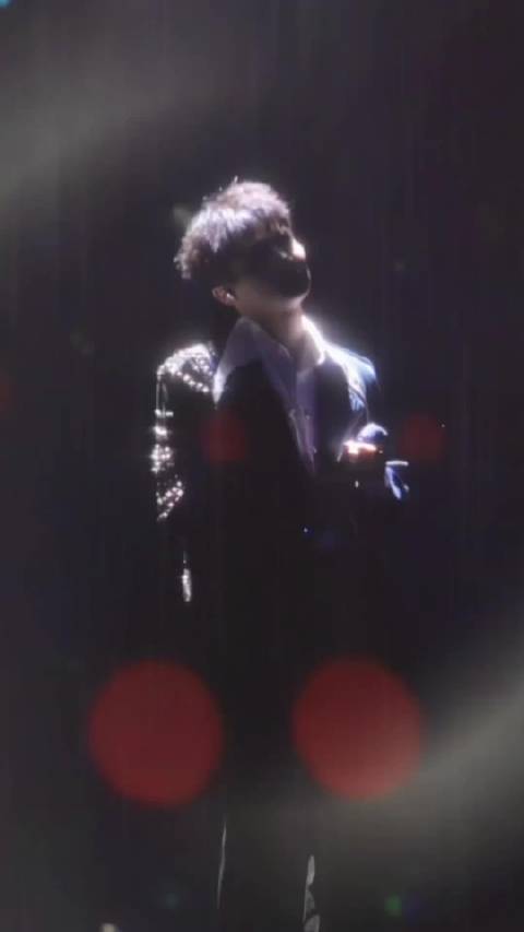 来听周深唱歌呀！全世界下雨也没关系，别害怕！总会放晴呀！