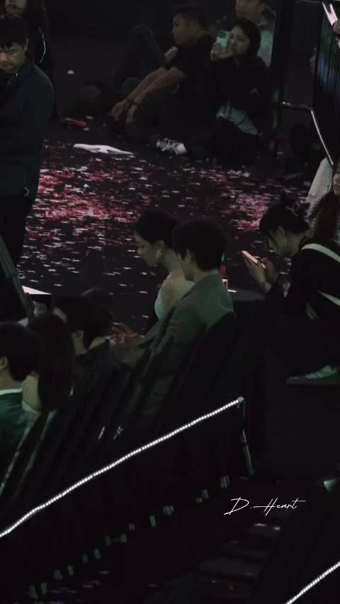 丁禹兮热心市民陈都灵上台领奖，他帮陈都灵看手机