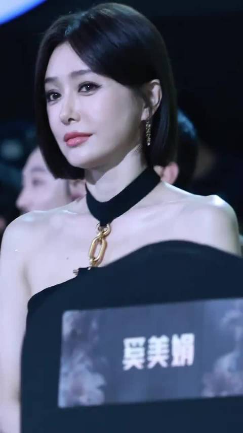 秦岚出席活动高贵大方美出新高度