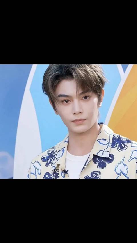 丁禹兮为刘宇宁脱鞋底纸片引热议