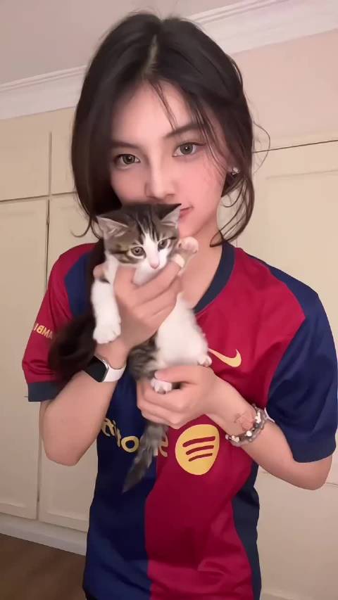 小姐姐这个发型与巴萨球衣绝配