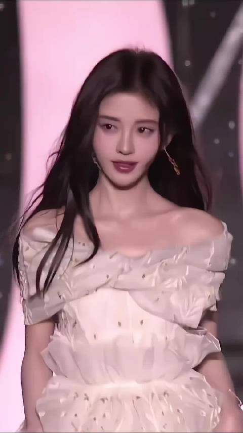 鞠婧祎VOGUE红毯亮相，颜值和气质双双在线，这状态绝了！