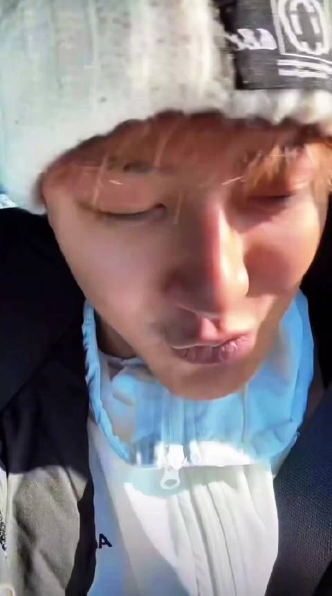 黄子韬直播吐槽刘耀文太装，模仿其语气笑翻网友