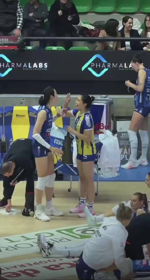 庄宇珊送朱婷和加比小礼物