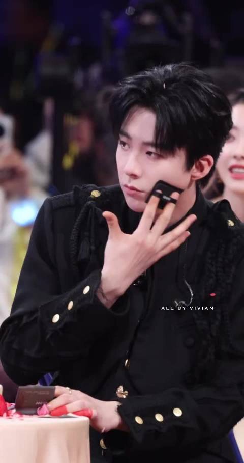 刘宇宁录北京卫视春晚间隙自行补妆