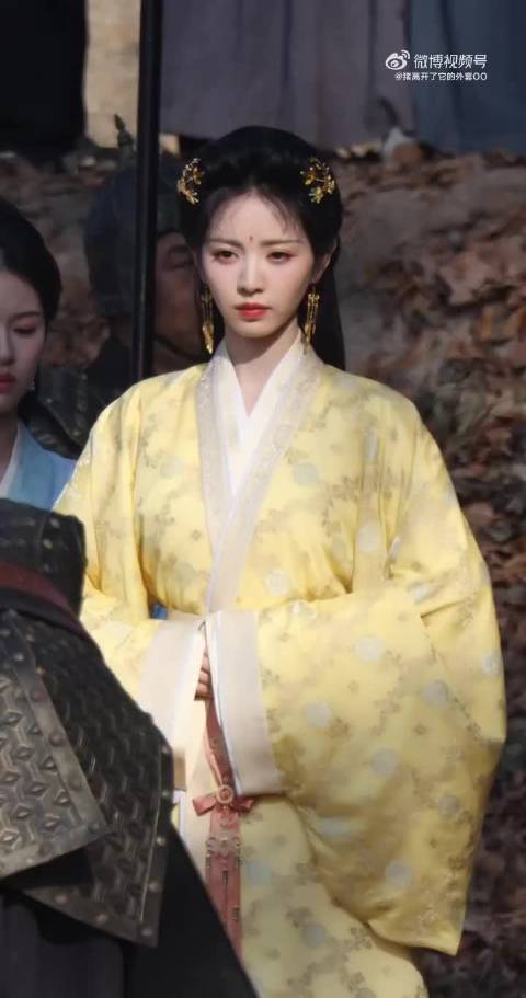 田曦薇嫁金钗路透 奶黄色的妆造太软糯了！好像一个甜甜软软的大福