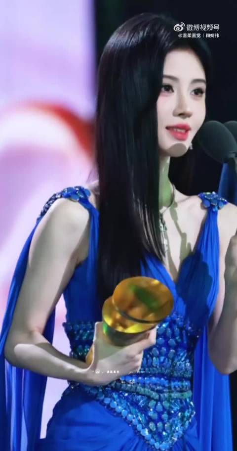 鞠婧祎粉丝深情告白：你就是宇宙重心