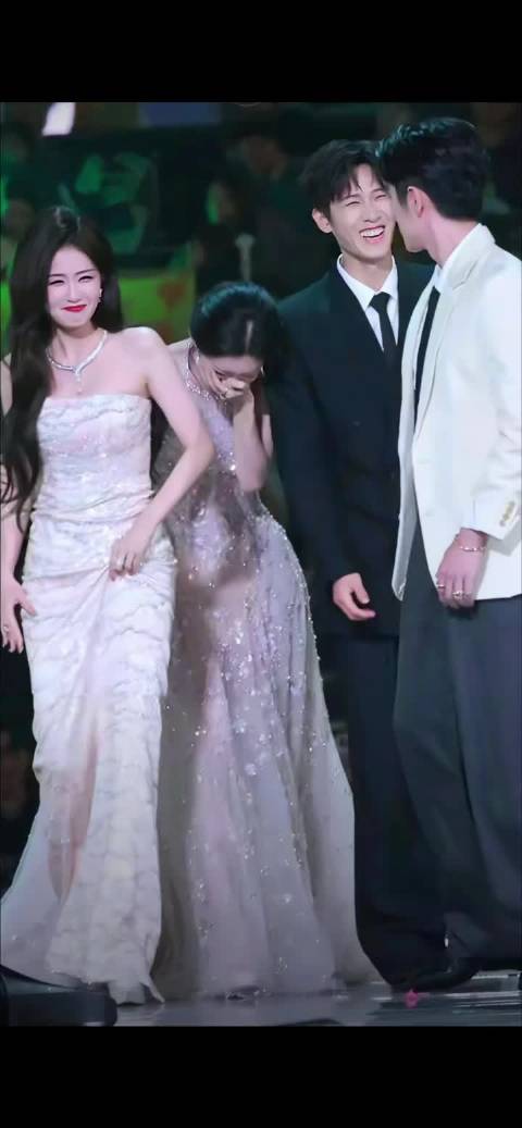 笨蛋美女孟子义星光大赏又摔倒了