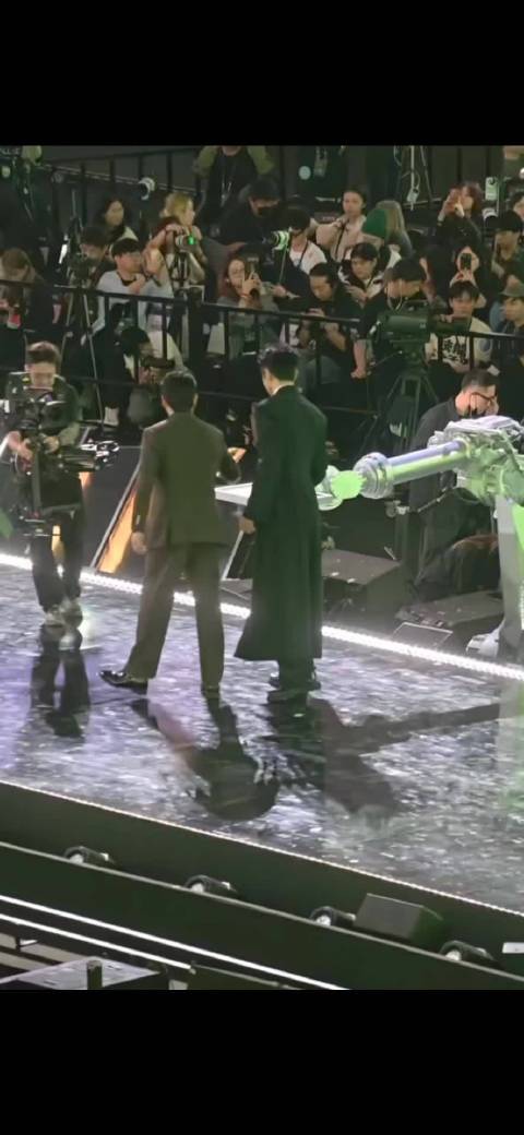 妹夫郭京飞热情的给姐夫陆毅整理发型