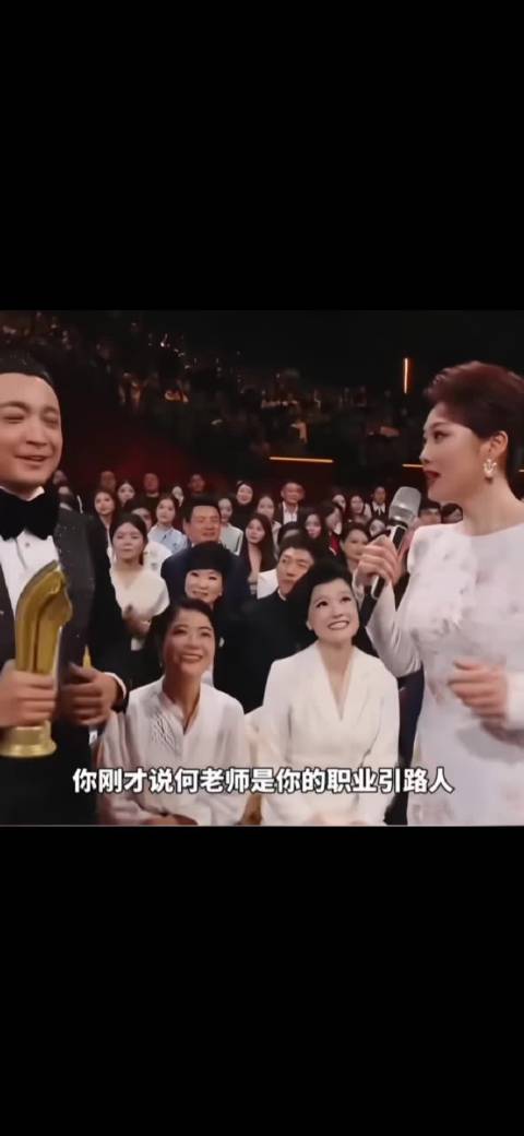 当何老师龙洋掉水里你先救谁？ 小尼：双北的事让他们自己解决，我英雄救美！