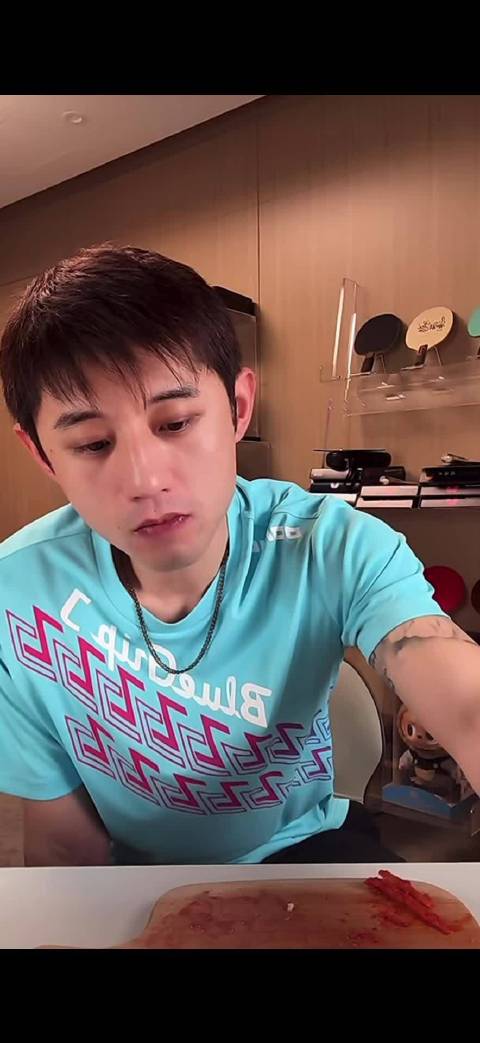 小狗：都12月底了，今天18度真气人