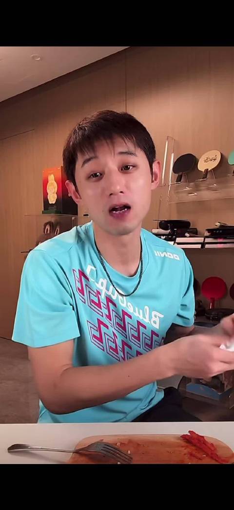 笑死我了，去吃放纵餐被我们抓住了 小狗：总不能不让他发吧