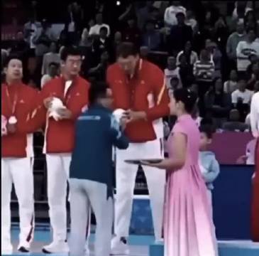 全运会周琦携子登台温情瞬间引关注