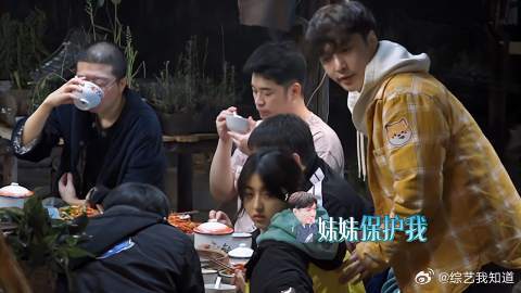 彩灯起个身，吓得张艺兴饭都不敢吃，躲到张子枫背后求保护