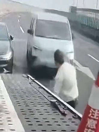 安全警示：工作人员拖车时被高速行驶小货车撞飞！