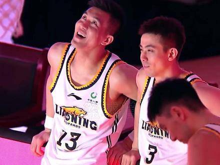 “在所有喧嚣沸腾的欢愉中，我只静静凝望你”