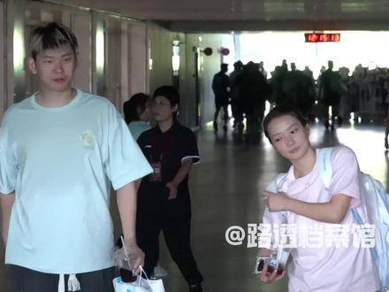 刘雨辰黄雅琼新婚同框观赛全运会羽毛球资格赛