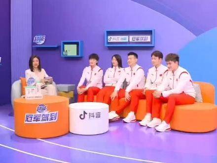 郑思维说王昶不靠衣服靠颜值 看来昶哥已稳坐队内颜霸宝座