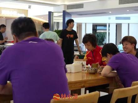 张怡宁探班国乒与队员共餐，莎莎刷手机王曼昱专注用餐