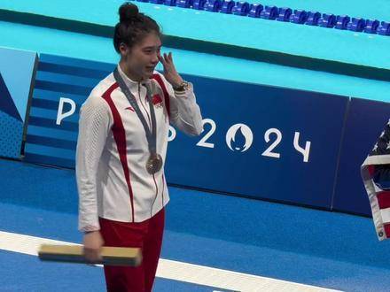 张雨霏100米蝶泳摘铜，赛后泪洒赛场