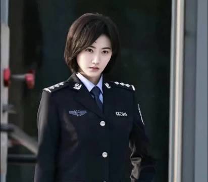 景甜饰尤明许获微博QUEEN推荐,飒爽女刑警形象受关注