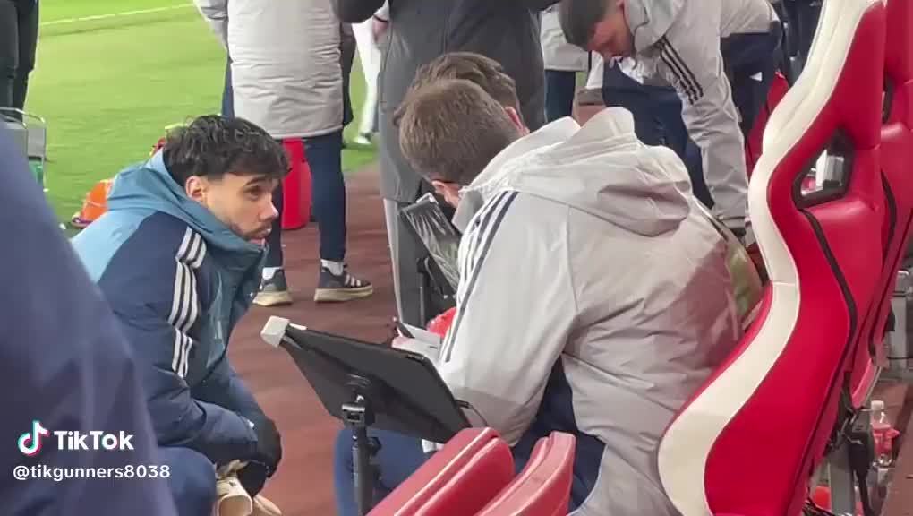 在点球大战前，凯帕、拉亚和阿森纳守门员教练一起商讨扑点方案