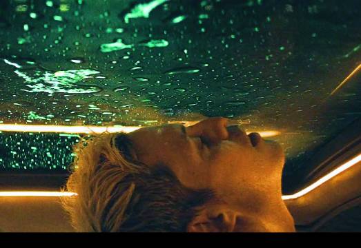 小毛贼只是想进豪车里偷点东西，不成想却被牢牢困在里面