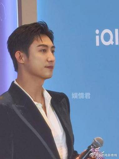 黄景瑜 深v西装造型，刚好从侧边看这肩宽，真宽呀这男友力爆棚了