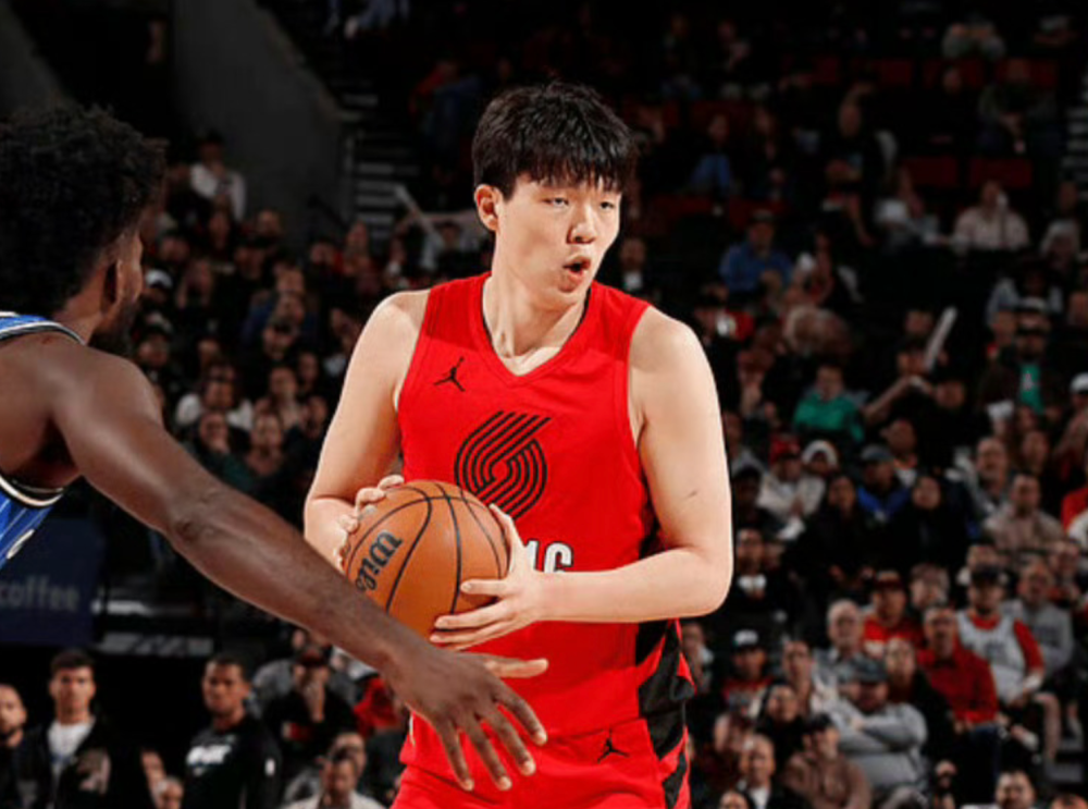 杨瀚森砍4+2+2填满数据栏，主教练赛后指出不足：防守犯错+跟不上节奏