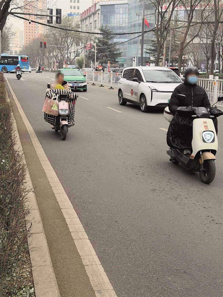 挡风被御寒神器还是“安全杀手”？ 交警提示：优选分体式装备