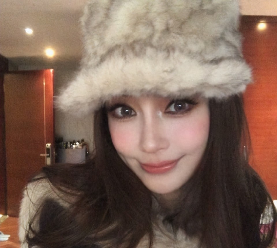 杨颖回归内娱红毯待遇惨淡，被嘲仍然没戏演，前夫事业也不如意