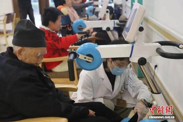 居家养老服务机构为老人提供健康检查。台州市委宣传部供图