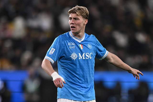 2-0！曼联旧将屡失良机，那不勒斯笑傲决赛，德布劳内躺着夺冠