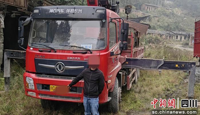 自贡荣县：一伙人开着货车和吊车盗窃矿山设备落网
