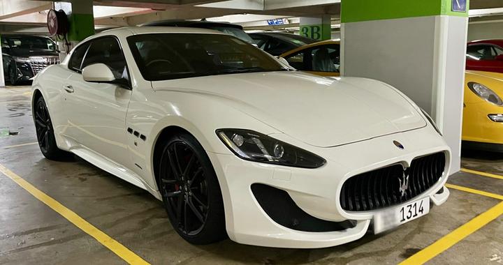 香港某车库，看到“佘诗曼”的玛莎拉蒂，车牌数字很浪漫