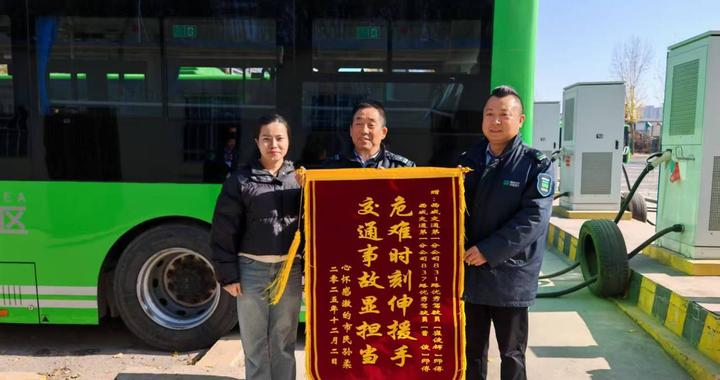 微光西咸 | “有人被困！”巨响之后，两位车长冲向侧翻的轿车