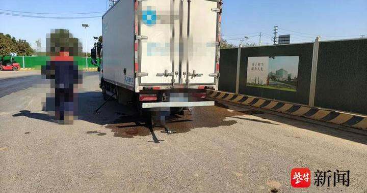 货车轮胎突然掉落，后方轿车无辜遭了殃