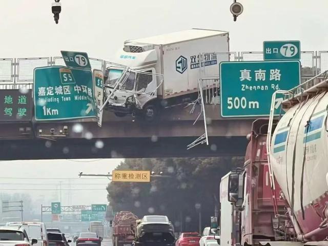 惊险！上海一货车冲出高速跨线桥，所幸无人受伤