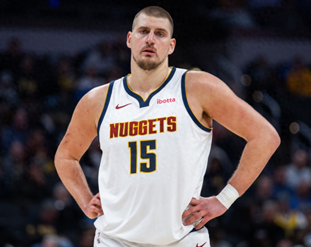 当全能中锋超越传奇，约基奇仅用11年助攻数超伯德，掘金的未来蓝图将如何重构？