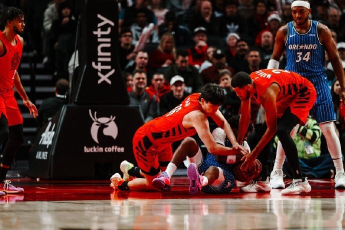 填满数据栏！杨瀚森半场5分55秒1中1得4分2板2助1断1帽，正负值+1