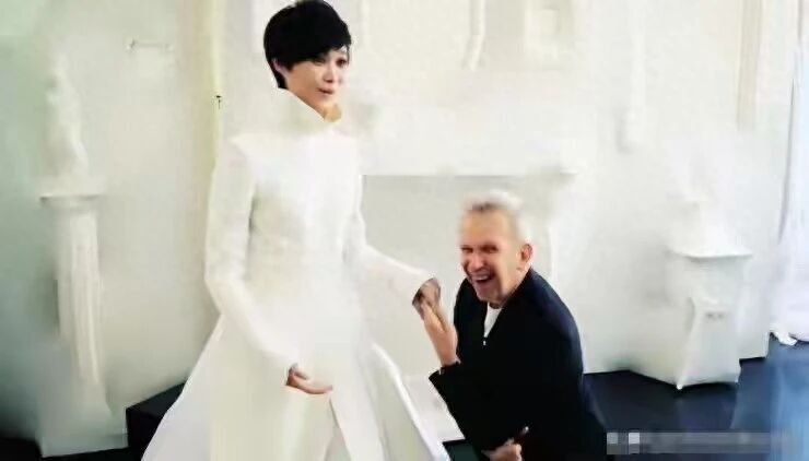 嫁法国老头真相大白后，41岁李宇春近况曝出：人生不能被定义