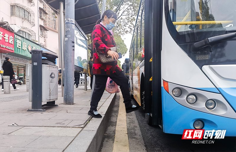 一个高踏板，上下公交抬腿难丨追上老龄化，这些障碍该扫清③