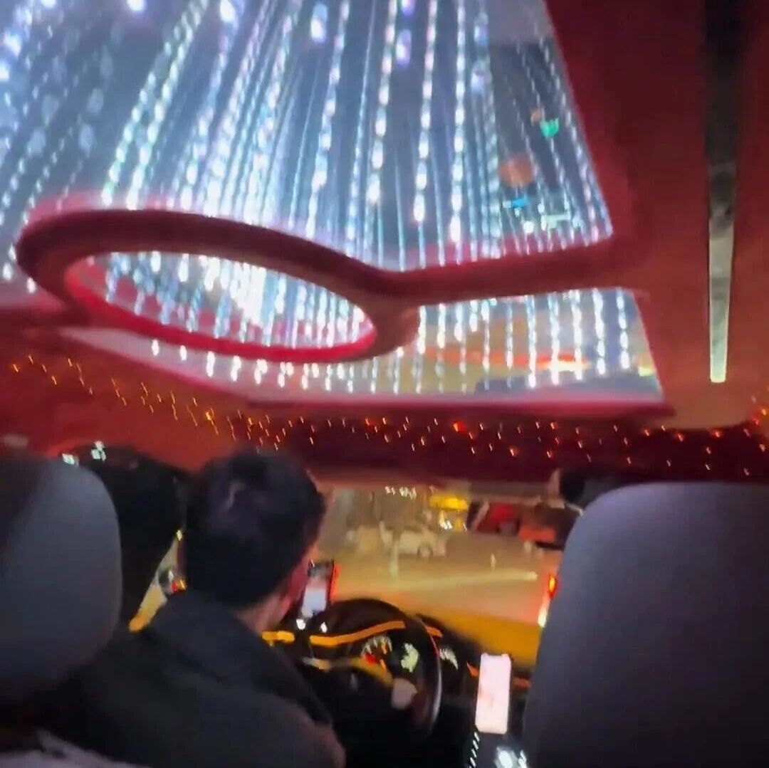 吉林长春一女子打车遇“最炫出租车”，车顶被改装为绚丽星空顶，网友：打车竟然打到了移动KTV