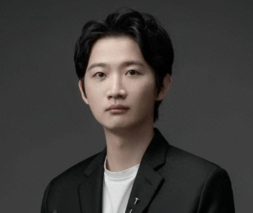 罗昊女装被骂惨关账号，看了向佐和恩利，才知网友对他太严厉！