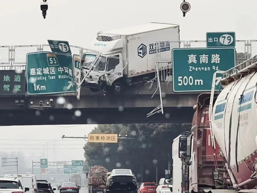 货车撞破护栏，现场多车受损，一度缓行7公里