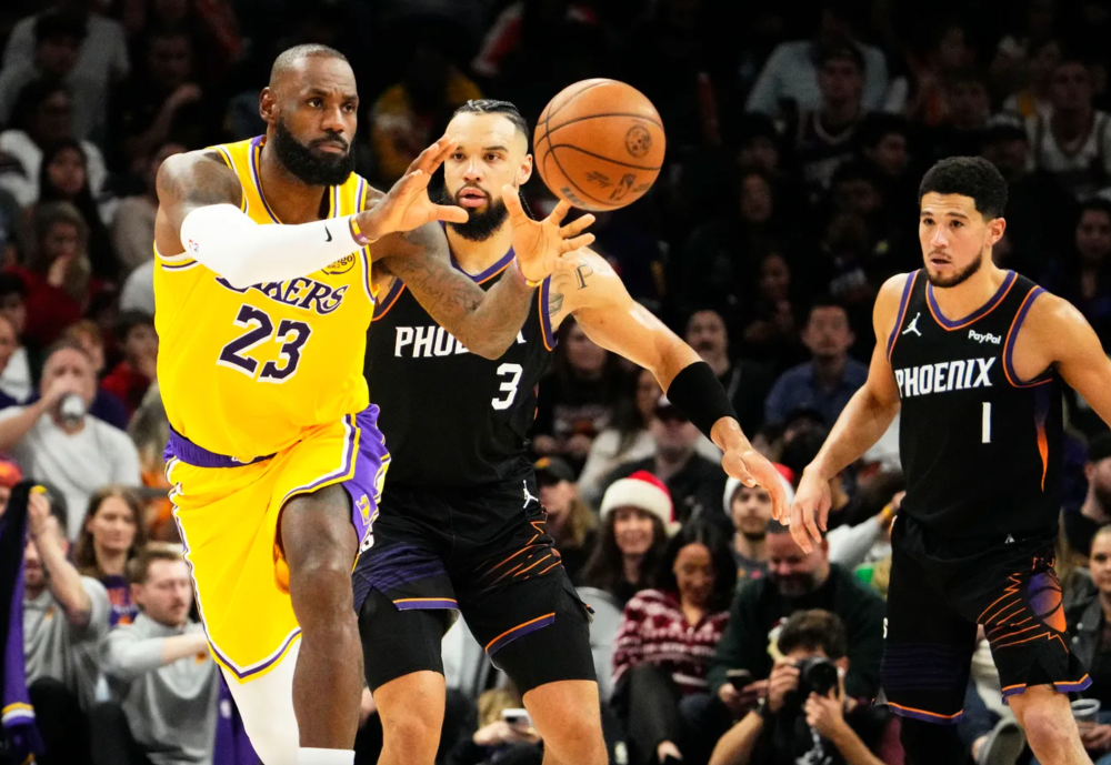 詹姆斯23+6遭太阳双杀！难阻湖人三节防守崩盘 末节无奈投降坐穿板凳