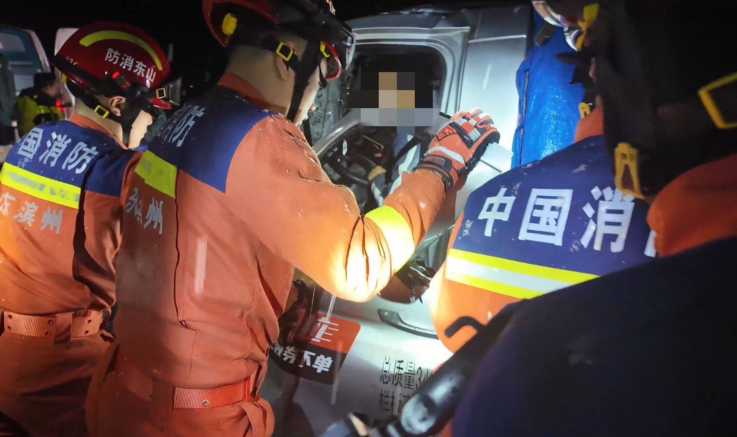 滨州：雪天路滑货车追尾半挂 消防紧急救援