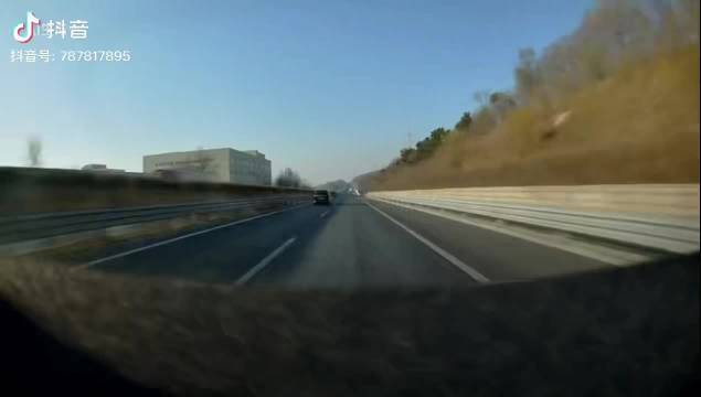 小米YU7与马自达变道相撞展现强安全性