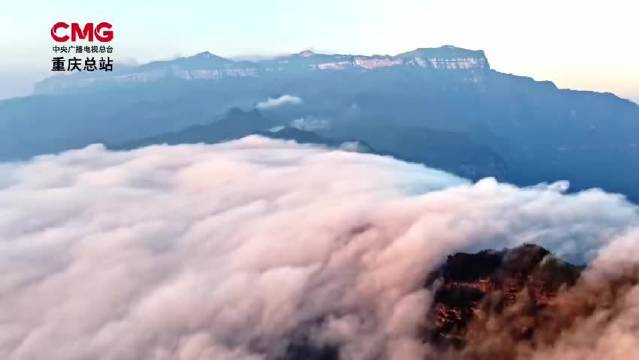 重庆南川龙崖山现日出云海景观，云浪镶金边