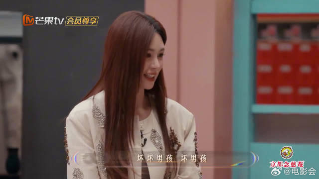 好好的情歌王子不当，非要去兼职商场促销喊麦，嗓子是一点没浪费啊